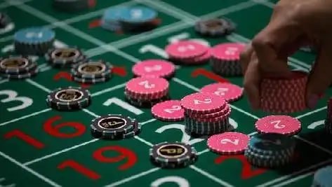 Baccarat ဒီလာနှင့် ကတ်ဂိမ်း ကစားနေသော Live Table မြင်ကွင်း