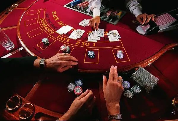 accumulator Mobile Slots APP ဖြင့် ကစားနေသော မြင်ကွင်း